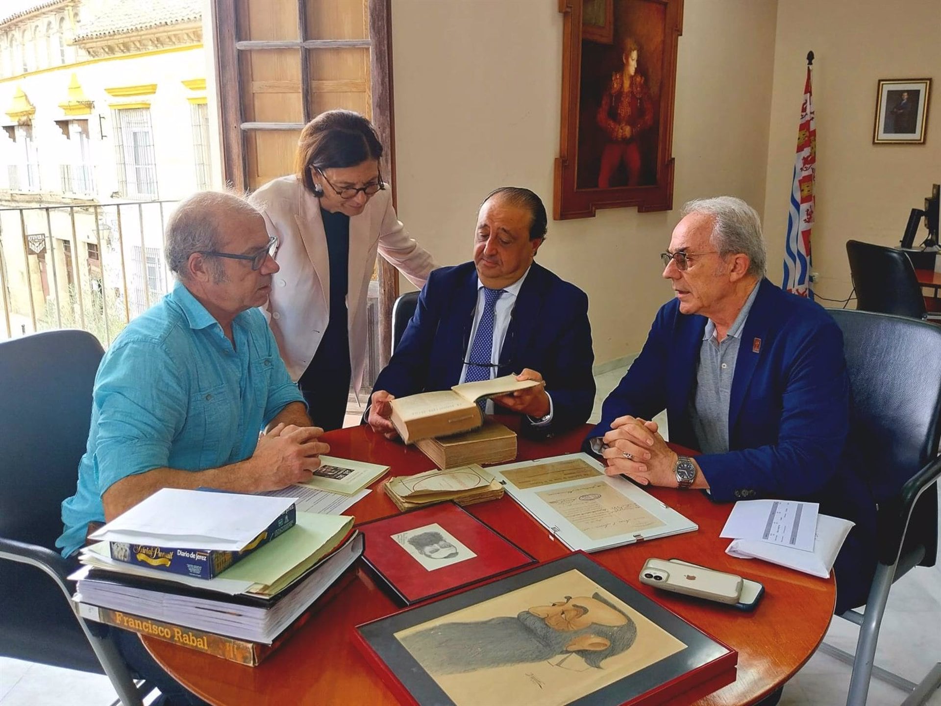 Entrega de parte de los fondos que se incorporan a la biblioteca municipal de Jerez