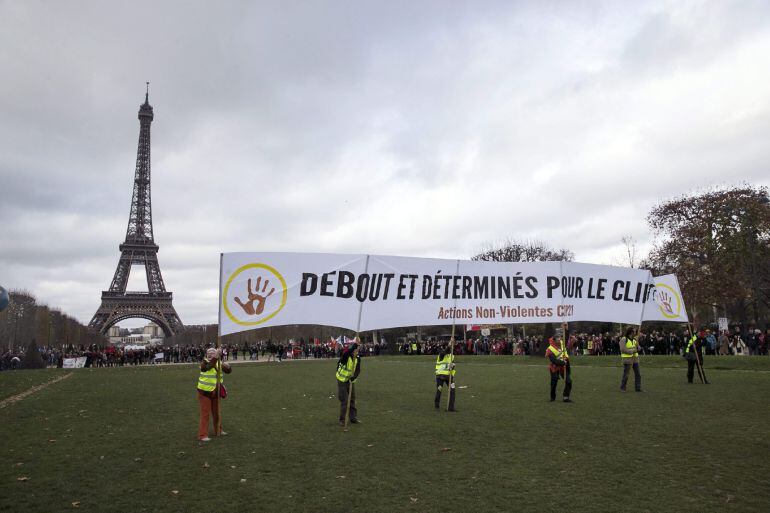 Un grupo de ecologistas piden en París el abandono de las energías contaminantes para frenar el cambio climático durante la celebración de la Cumbre del Clima. 