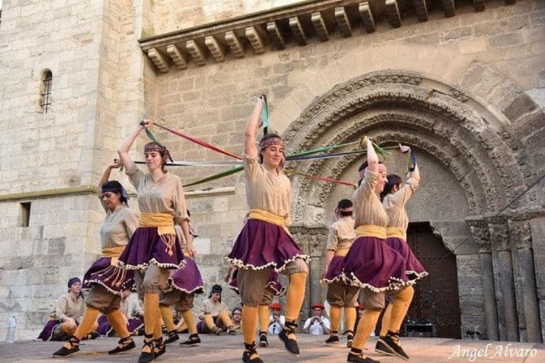 Danzaris de Tudela durante la representación del Paloteado del Casco Viejo. 