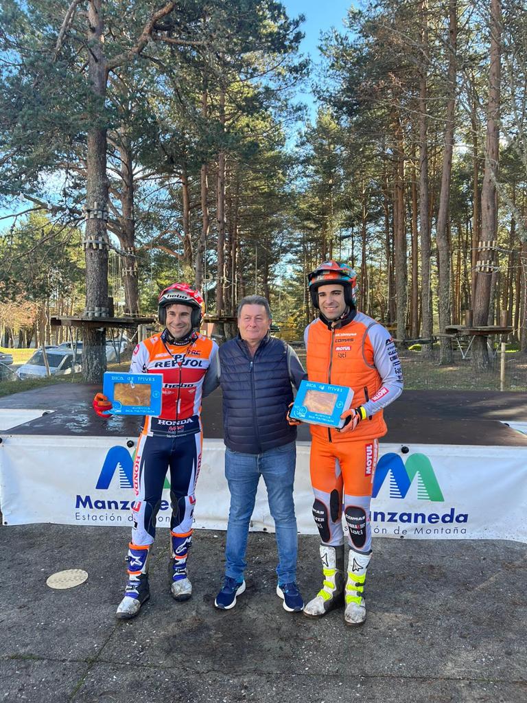 Toni Bou suma ao libro de honra do concello de Trives