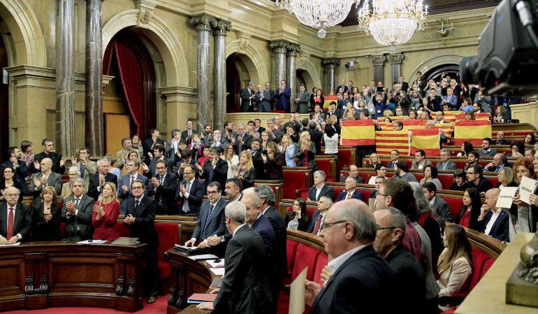 El 9-N els diputats de Junts pel Sí i la CUP aplaudien després d'aprovar-se la declaració, mentre que l'oposició o es movia de l'escó i els representants del PP exhibien senyeres i banderes espanyoles