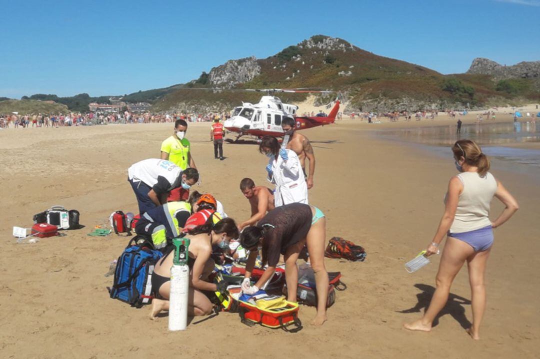 Los socorristas que, junto con enfermeras que se encontraban en ese momento en el arenal, le han practicado la maniobra de reanimación cardiopulmonar