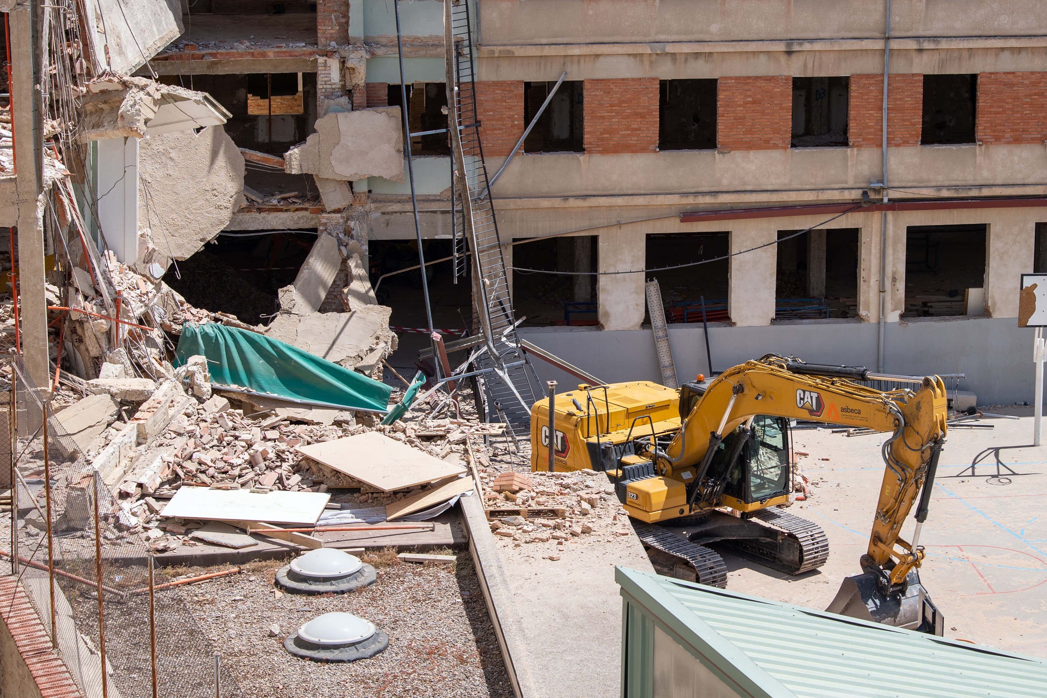 LOGROÑO, 25/07/2023.- El cadáver del trabajador que ha quedado este martes atrapado bajo los escombros provocados por el derrumbamiento de las obras que se realizan en el colegio logroñés de Adoratirces ha sido encontrado en el sótano. La búsqueda se ha iniciado tras el suceso, ocurrido a las 9:45 horas, cuando una parte del edificio en el que se realizaban obras, situado en la parte del patio interior del colegio, se ha derrumbado en vertical, en cascada, sin que se conozcan las causas. En la imagen, inmediaciones de las obras. EFE/Raquel Manzanares
