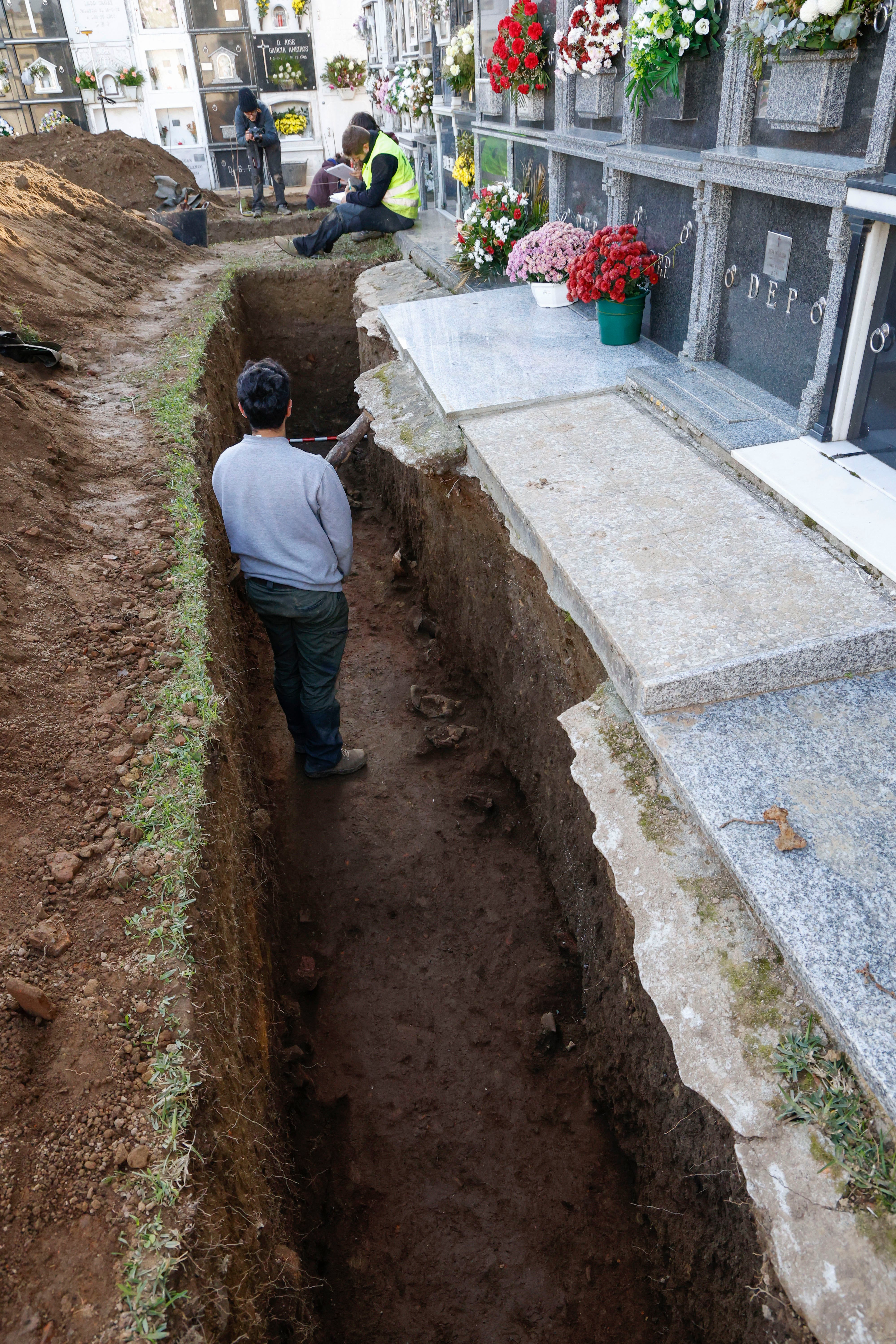 NARÓN, 14/11/2024.- El equipo de expertos, este jueves en el cementerio parroquial de O Val tras localizar una fosa común en la que permanecen restos de personas asesinadas tras el golpe de Estado de 1936 (foto: Kiko Delgado / EFE)