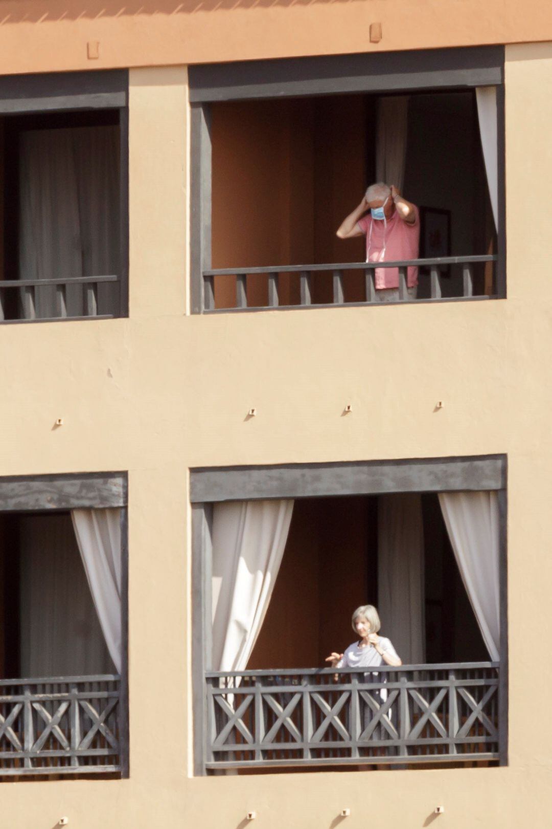 Dos huéspedes se asoman a la terraza de su habitación del hotel de Adeje (Tenerife)