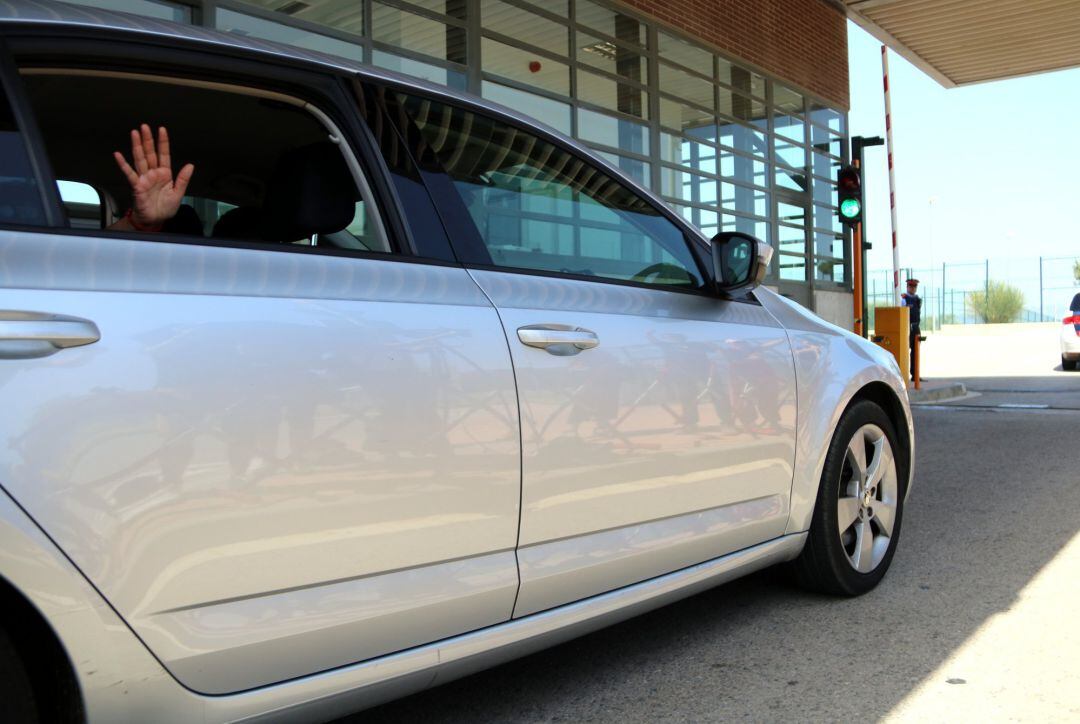 Dolors Bassa saludant des del vehicle policial que l'ha traslladat a la presó de Figueres