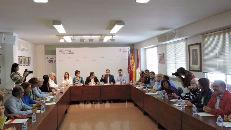 Un momento de reunión de la dirección ejecutiva regional del PSOE este lunes en Albacete