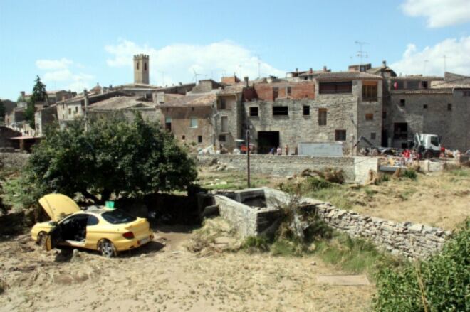 Panoràmica del poble de Conesa l&#039;endemà del desbordament de la riera que va inundar part del casc antic.