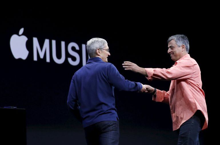 El Consejero delegado de Apple,Tim Cook, saluda al vicepresidente de servicios para Internet,Eddy Cue