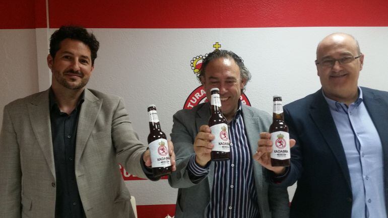 Jesús Fernández, de Kadabra, junto a Felipe Llamazares y Marco Izquierdo en la presentación del acuerdo