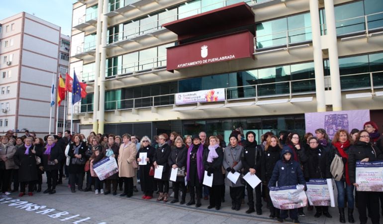 Concentración del Consejo Local de la Mujer de Fuenlabrada contra la violencia de género.