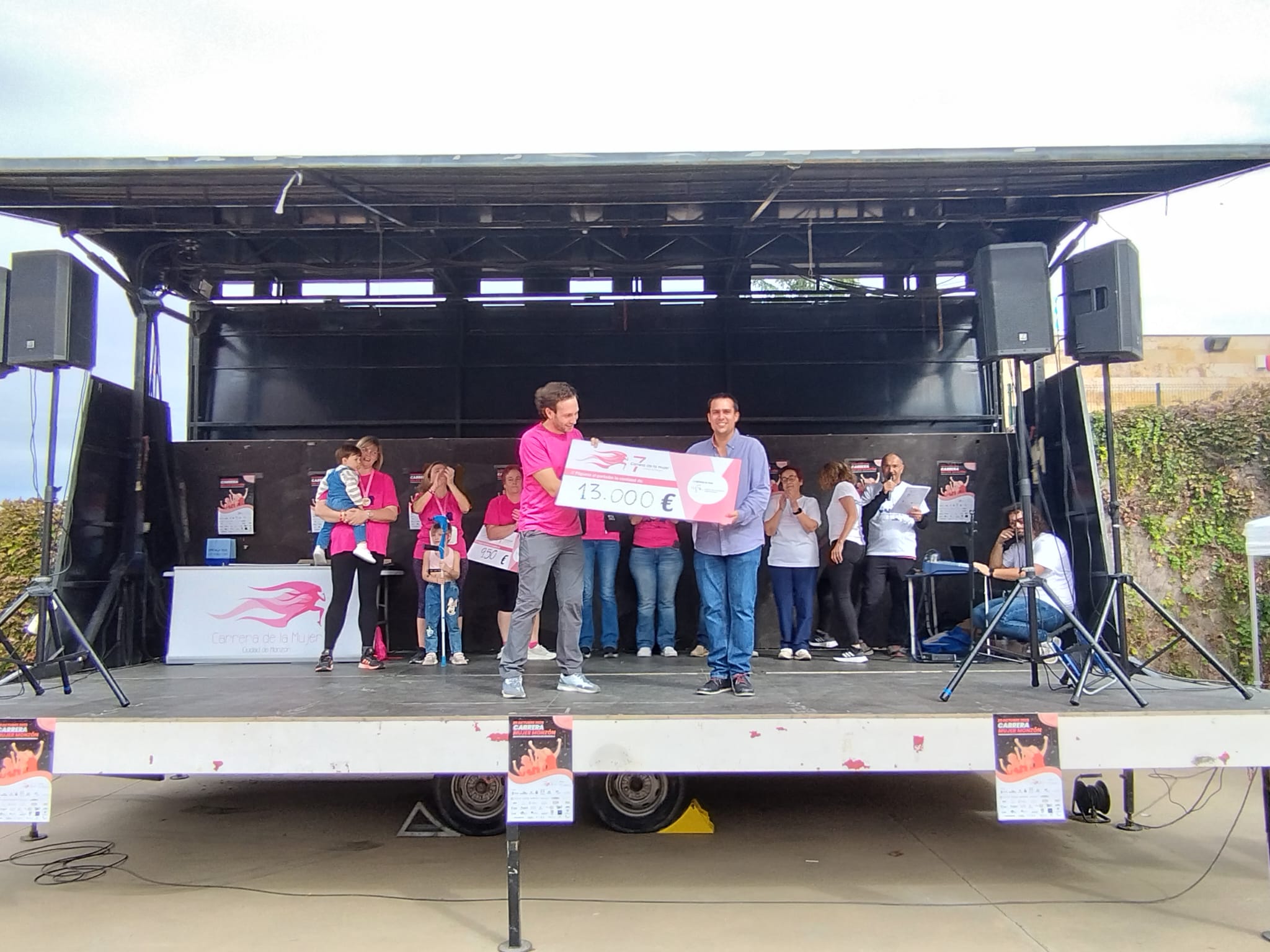 Isaac Claver, alcalde de Monzón, entrega el cheque