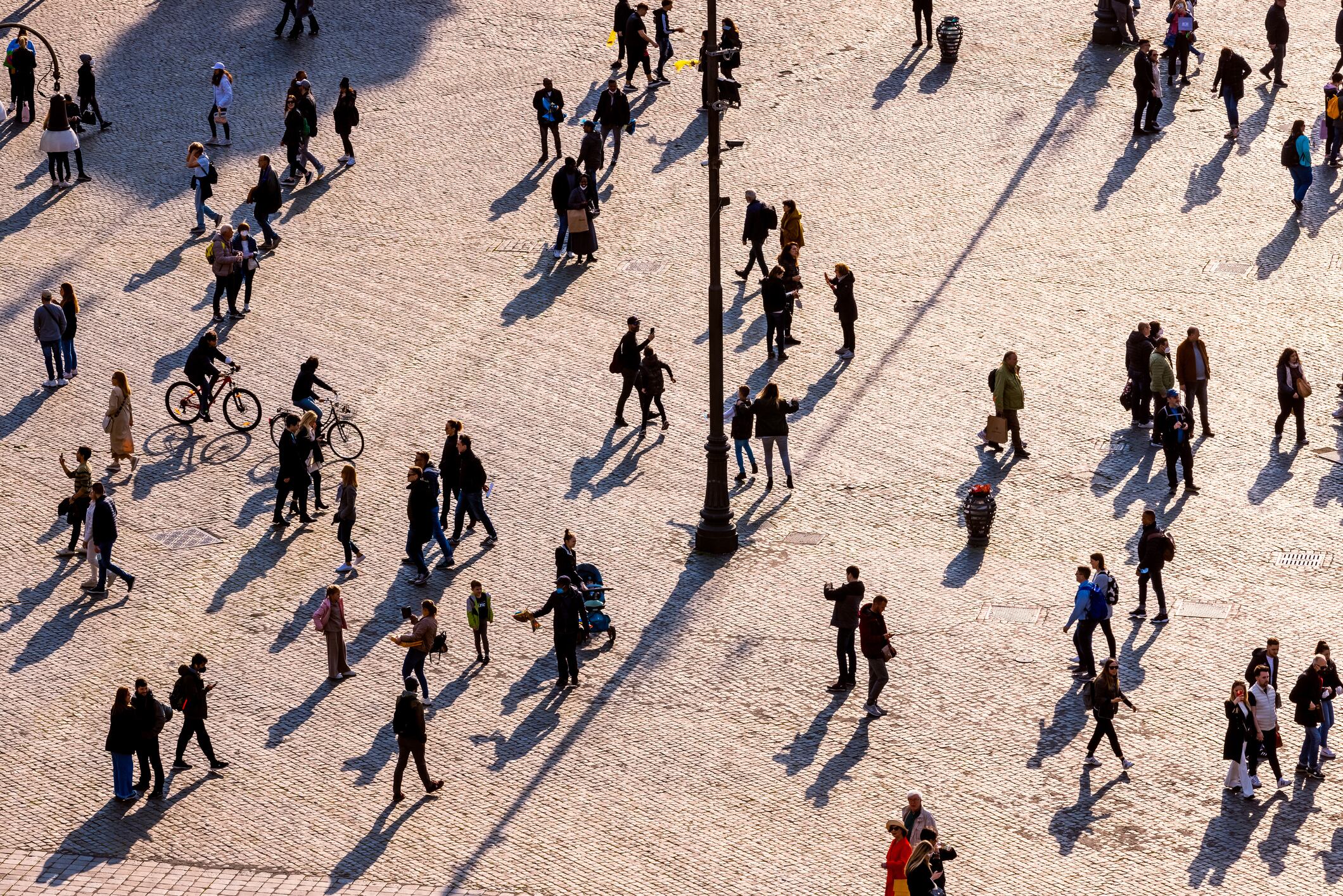 Personas caminando | GettyImages