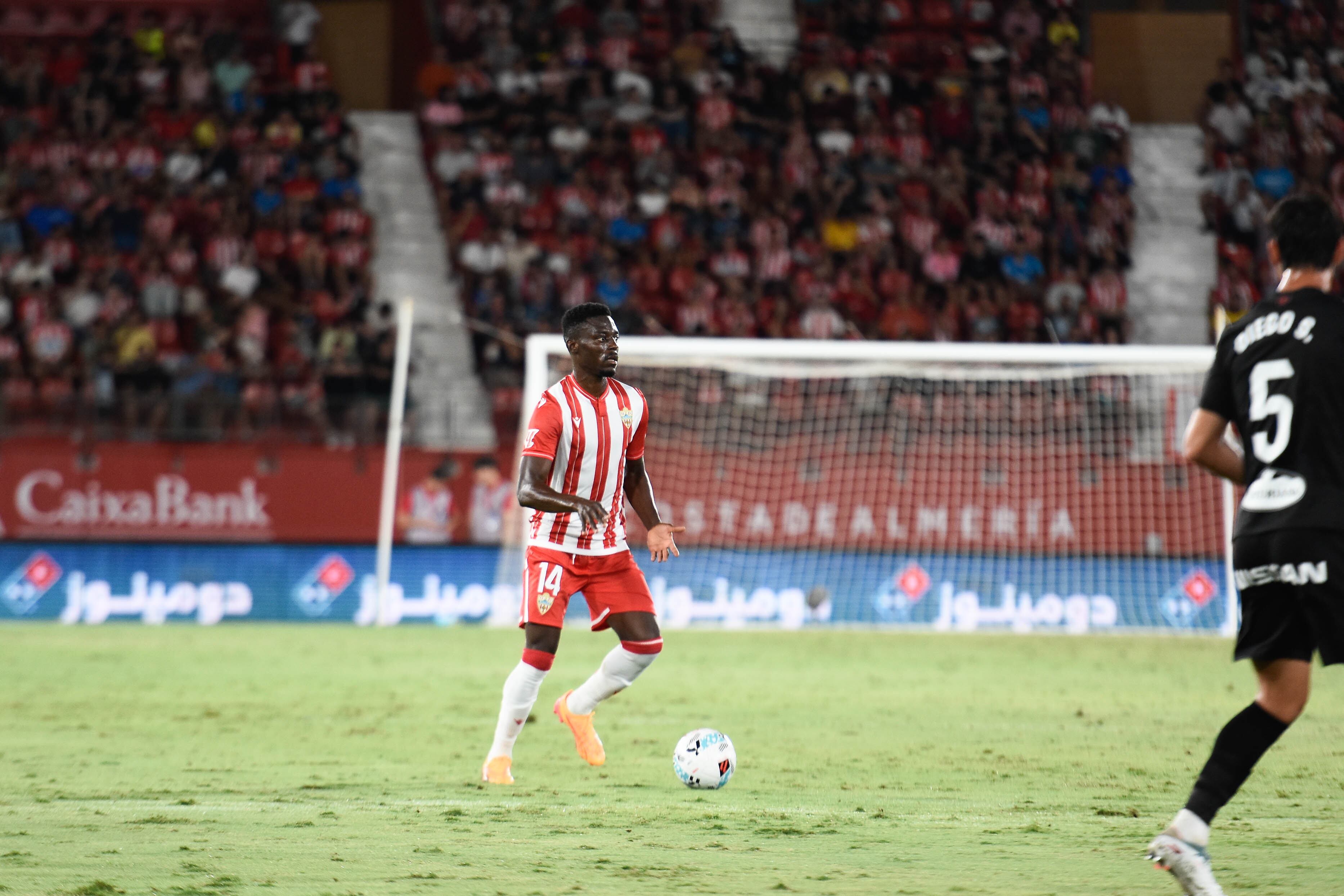 Iddrisu Baba se abre hueco en el centro del campo del Almería.
