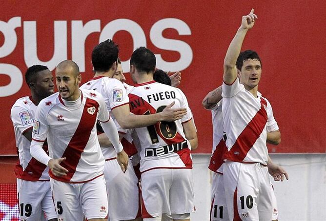 El delantero del Rayo Vallecano celebra con sus compañeros el gol marcado de penalti al Real Betis durante el partido de la vigésimo primera jornada de Liga de Primera División