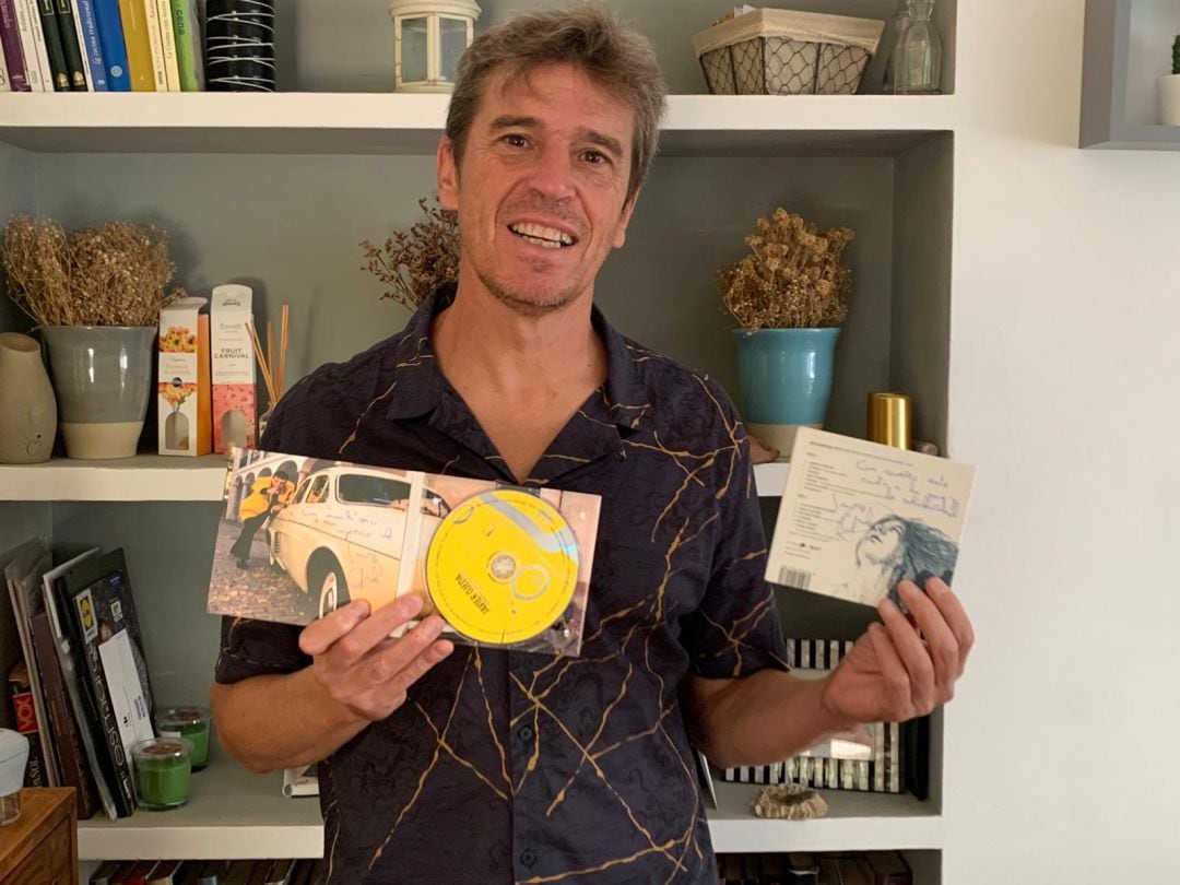 El cantante Javier Ojeda cedío el cd firmado