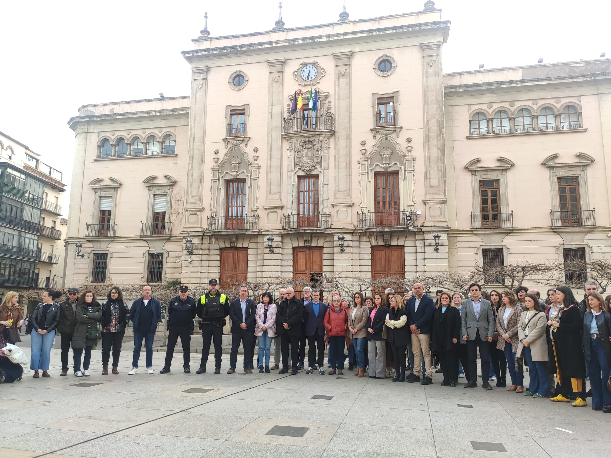 Concentración ante el Ayuntamiento de Jaén por el último caso de violencia de género sucedido en la capital.