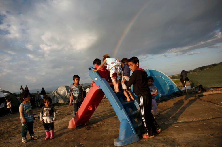 Un grupo de niños juega en un campamento de personas refugiadas