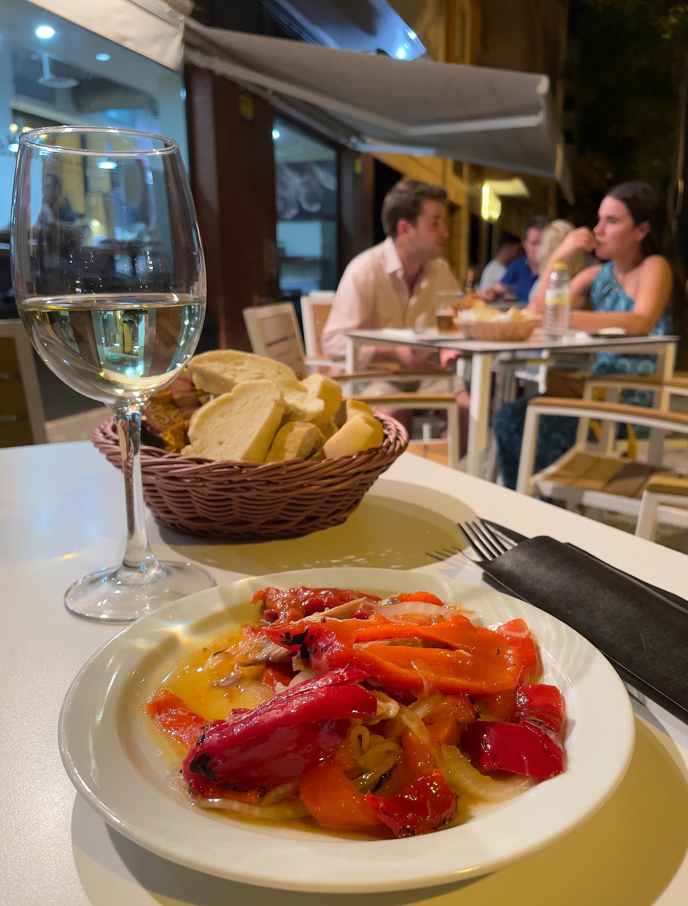 SEVILLA, 31/07/2022.- Para un sector unido a la alimentación como es la hostelería, mirar hacia otro lado en un contexto de crisis alimentaria global no es una opción, por lo que varios restaurantes andaluces se han sumado a una iniciativa que destina parte de la recaudación de la carta a luchar contra el hambre. Este el caso de empresas como Tabalá (en la imagen) y Mudéjar Gastrobar, en Sevilla y La Vinoteca en Granada, que han formado parte de &quot;Restaurantes contra el Hambre&quot;, un proyecto de la organización humanitaria Acción contra el Hambre. EFE/José Manuel Vidal
