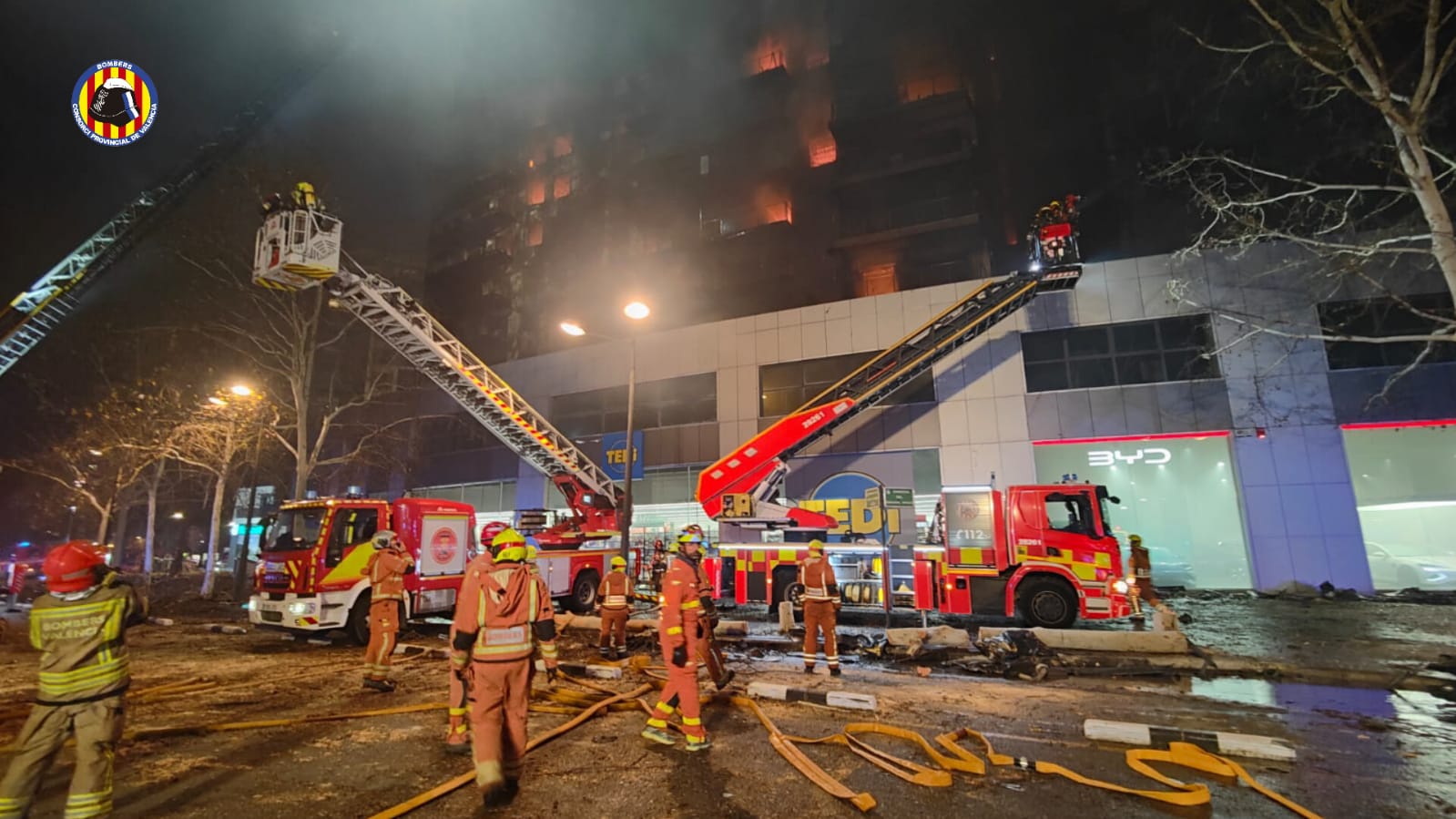 Bomberos del Consorcio Provincial de Valencia en la extinción del incendio en el edificio de Campanar