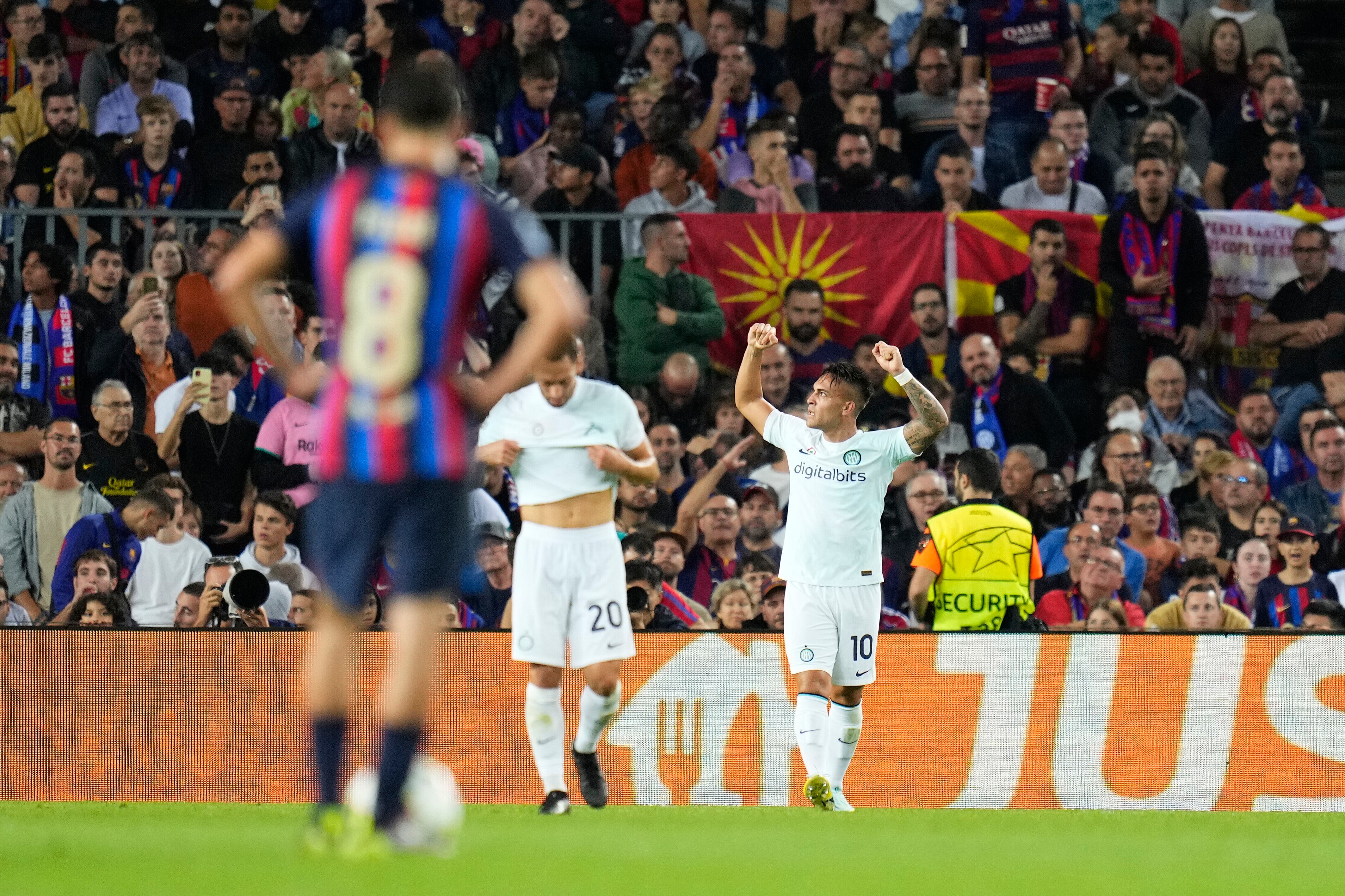Lautaro Martínez celebrando un gol en el Camp Nou hace dos temporadas