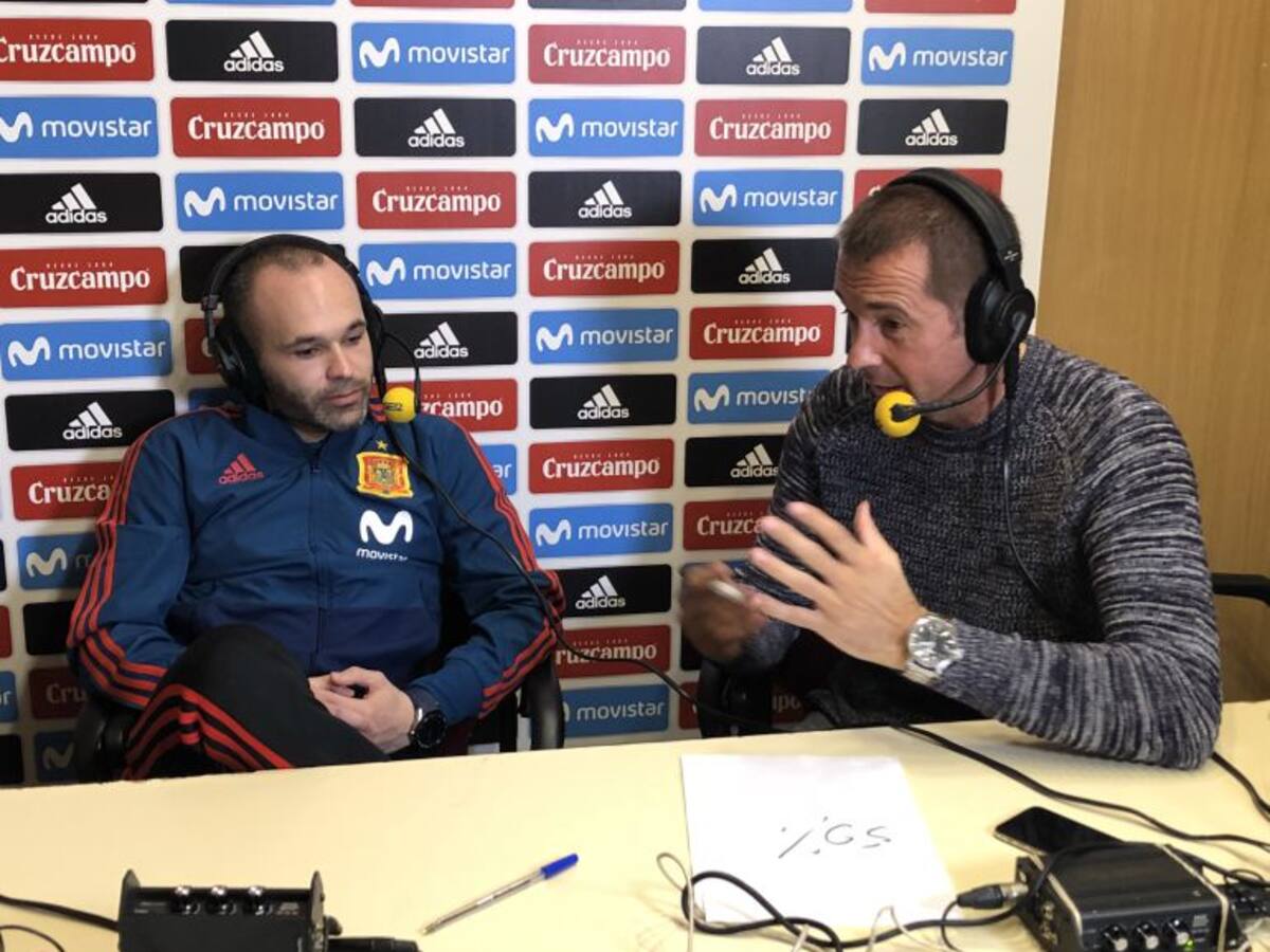 Andrés Iniesta con Manu Carreño durante una entrevista en El Larguero