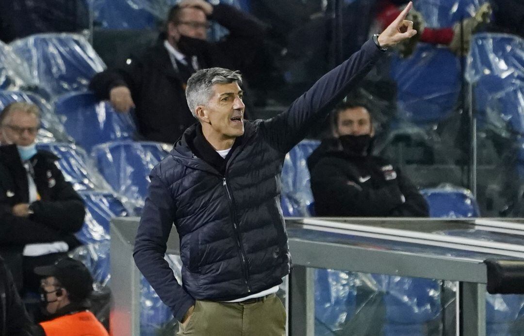 Imanol Alguacil da indicaciones en un partido de la Real