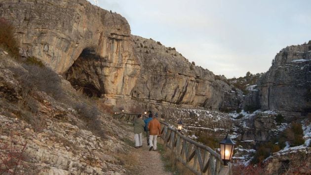 Camino a la gruta del barrio de La Cueva, en Vega del Codorno, a ver el belén viviente.