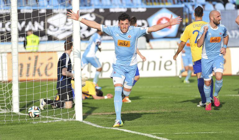 Gorosito (i) celebra un gol con la camiseta del SK Slovan