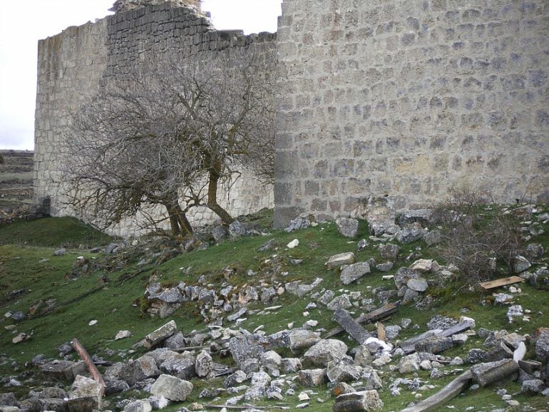 Imagen de las piedras que se han caído de la muralla y la torre del castillo de Galve de Sorbe.