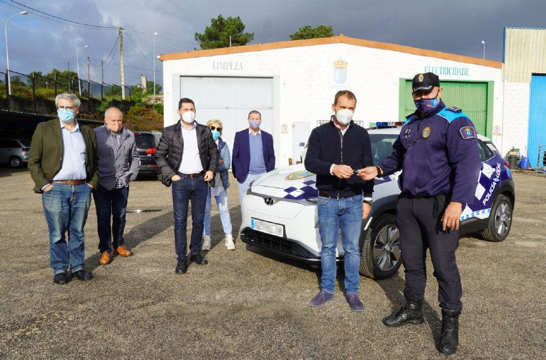 El alcalde de Tui, Enrique Cabaleiro, entrega la llave de un nuevo vehículo eléctrico a la Policía Local.  