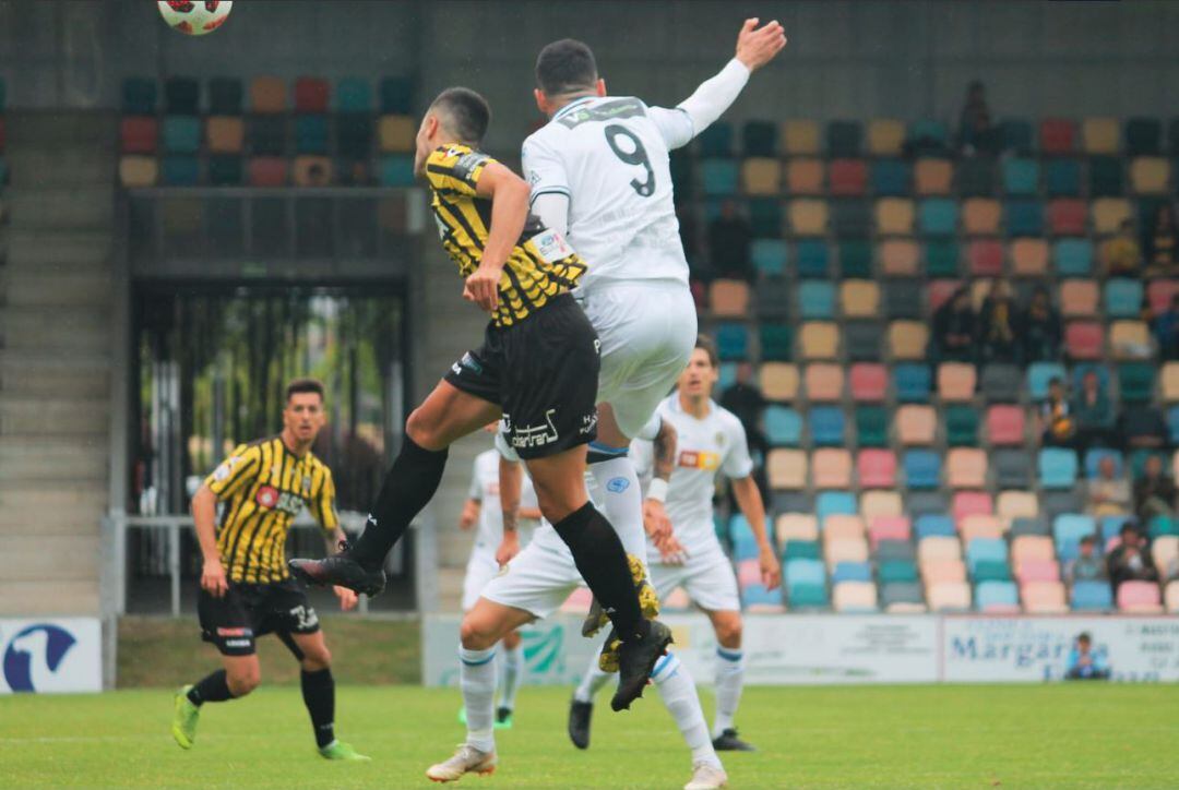 Benja pelea un balón ante el defensa de Barakaldo