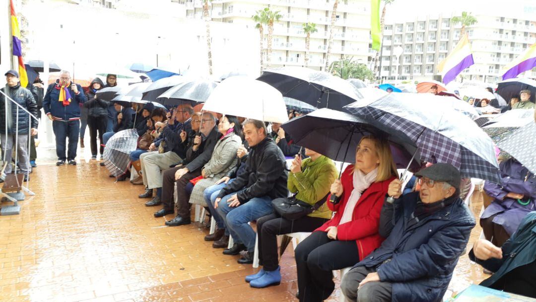 Imagen del homenaje a los republicanos esta mañana en el Puerto de Alicante 