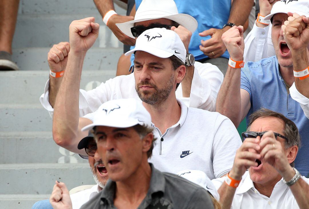 Pau Gasol anima desde la grada a Nadal. 