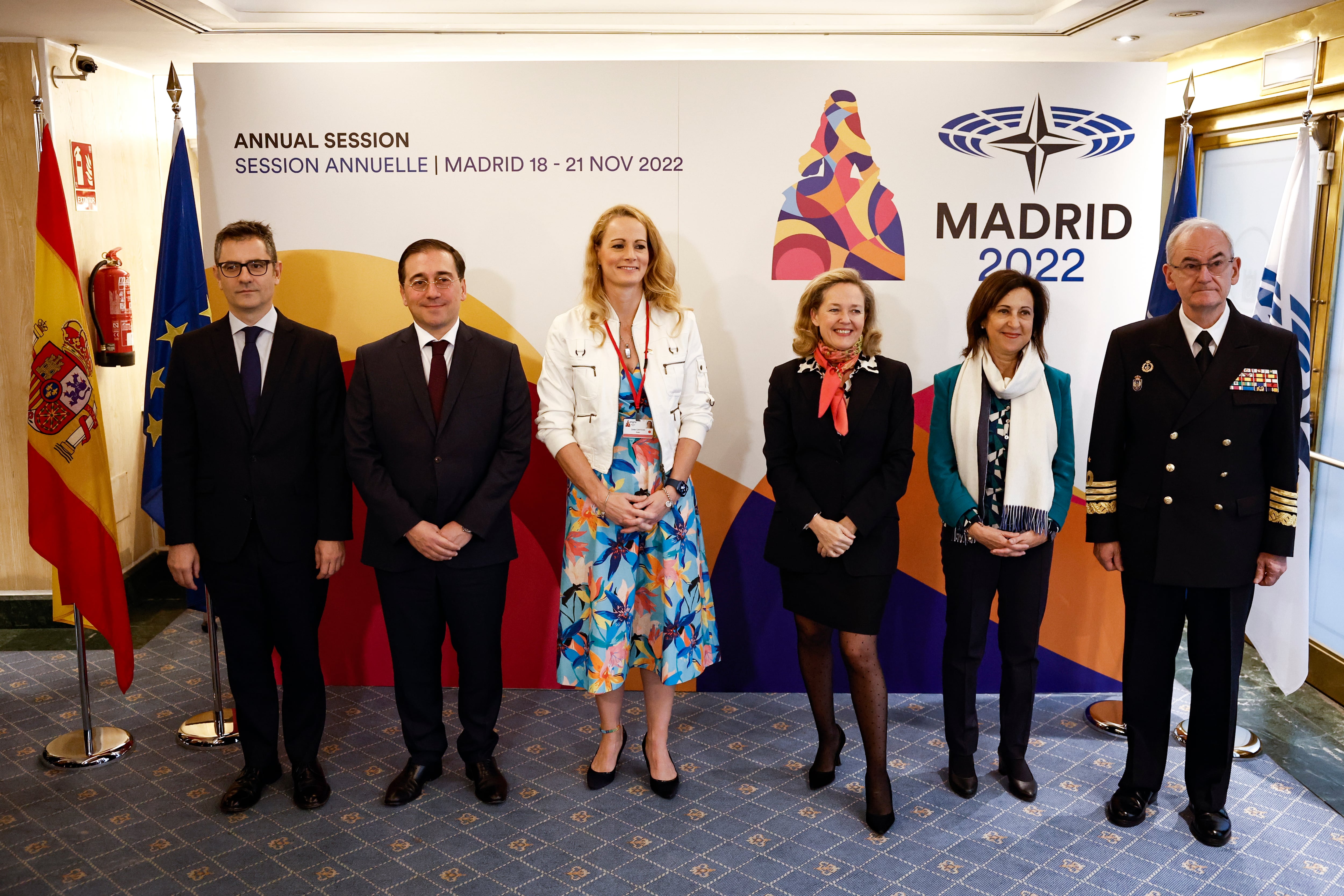 MADRID, 19/11/2022.- De izda. a dcha. El ministro de Presidencia, Félix Bolaños; el ministro de Asuntos Exteriores, José Manuel Albares; la jefa de la delegación española en la Asamblea Parlamentaria de la OTAN, Zaida Cantera; la vicepresidenta primera y ministra de Economía, Nadia Calviño; la ministra de Defensa, Margarita Robles, y el JEMAD, Teodoro López Calderón, a su llegada al acto de presentación de la 68 Asamblea de la OTAN, este sábado en Madrid. EFE/Sergio Pérez
