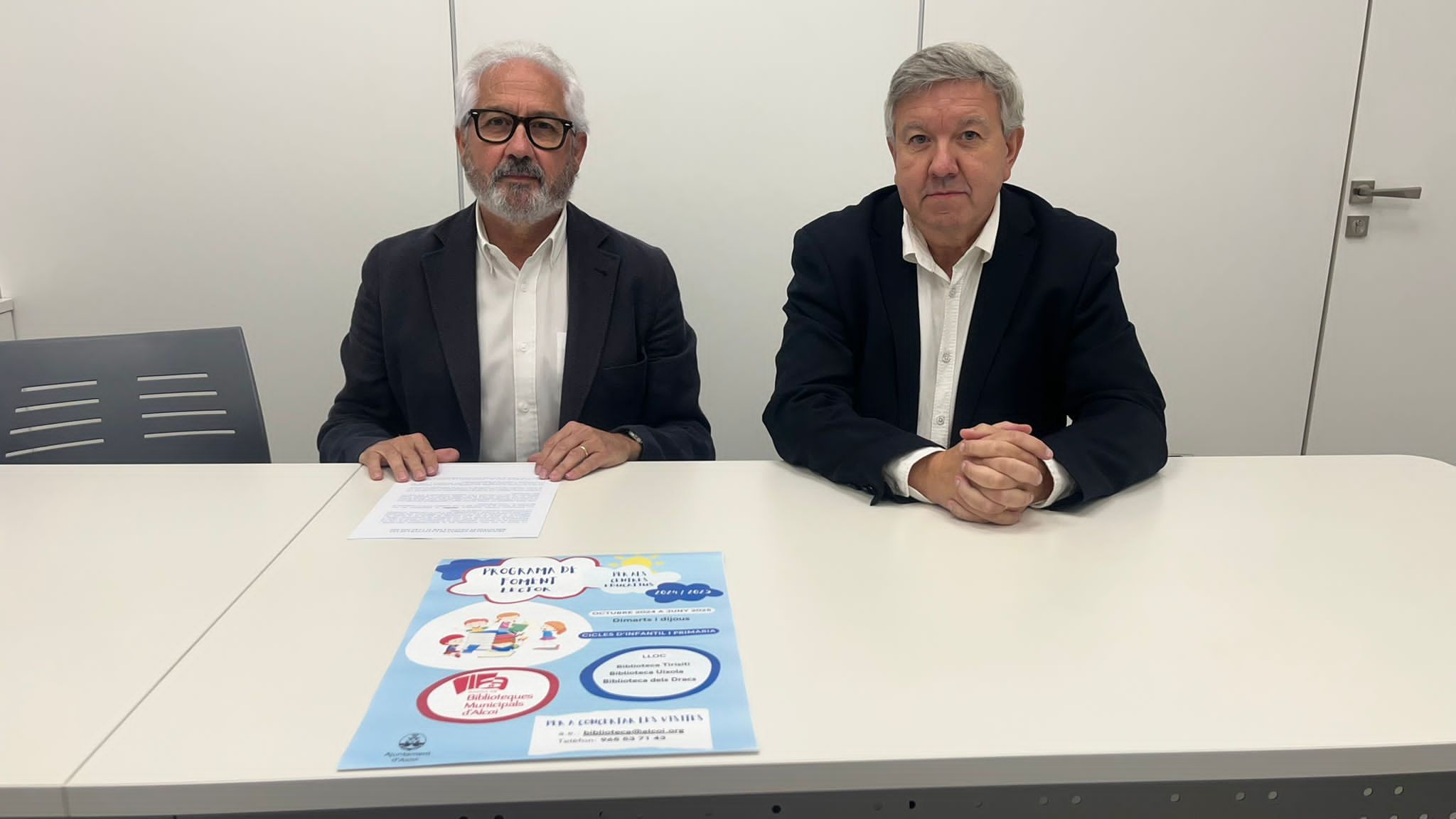 Ignacio Trelis, edil de Patrimonio Cultural, y Josep Lluís Santonja, director de las bibliotecas municipales de Alcoy presentando la campaña de fomento de la lectura.