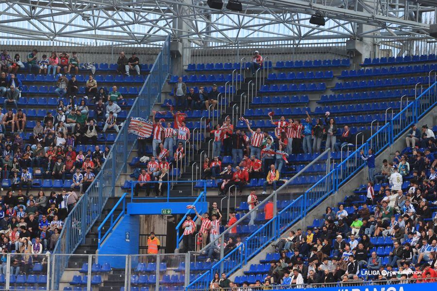 Los seguidores del Almería quieren tocar a sus futbolistas.