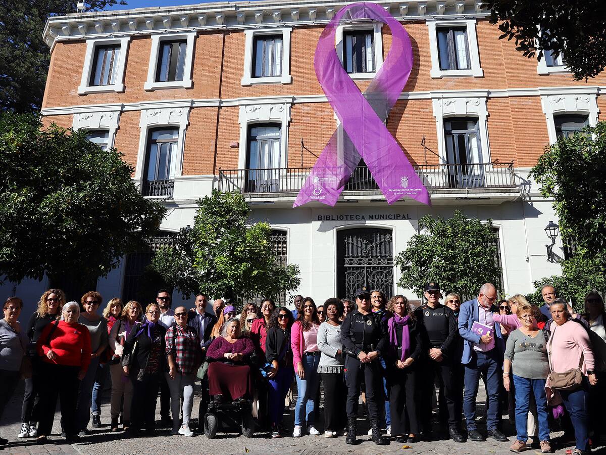 El Lazo Morado en la Biblioteca Central visibiliza el compromiso de la ciudad contra la violencia machista