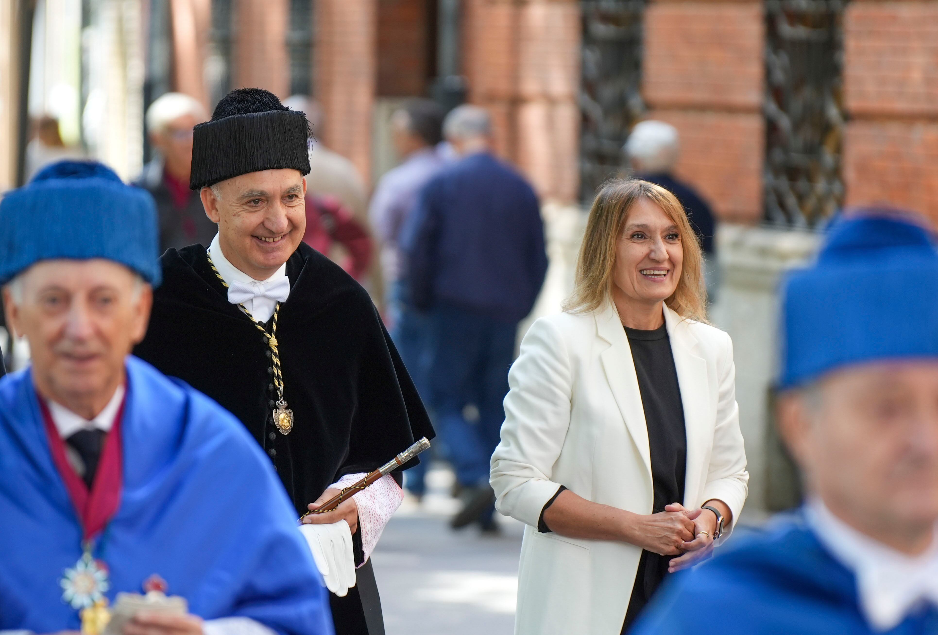 La Universidad de Valladolid celebrará su tradicional acto solemne de apertura de curso, que arranca a las 11.45 horas en el Palacio de Santa Cruz, desde donde partirá la comitiva académica. Un cuarto de hora antes, a las 11.30 horas, el rector, lo Antonio Largo Cabrerizo, y la consejera de Educación, Rocío Lucas, atienden a los medios en la sala de prensa del palacio de Santa Cruz.