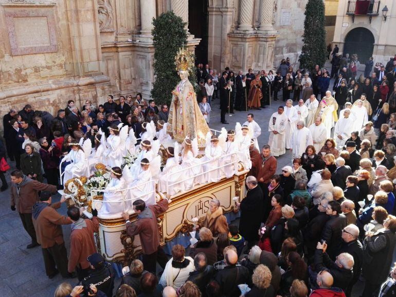 Trono de la Virgen con &quot;els angelets&quot;