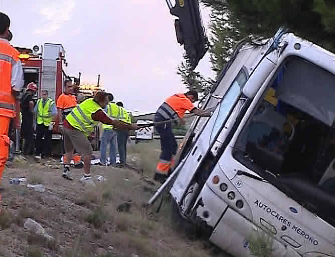 El accidente se ha producido a la altura del kilómetro 409 de la AP-7. Entre los fallecidos hay al menos un menor. Seis de los heridos están graves