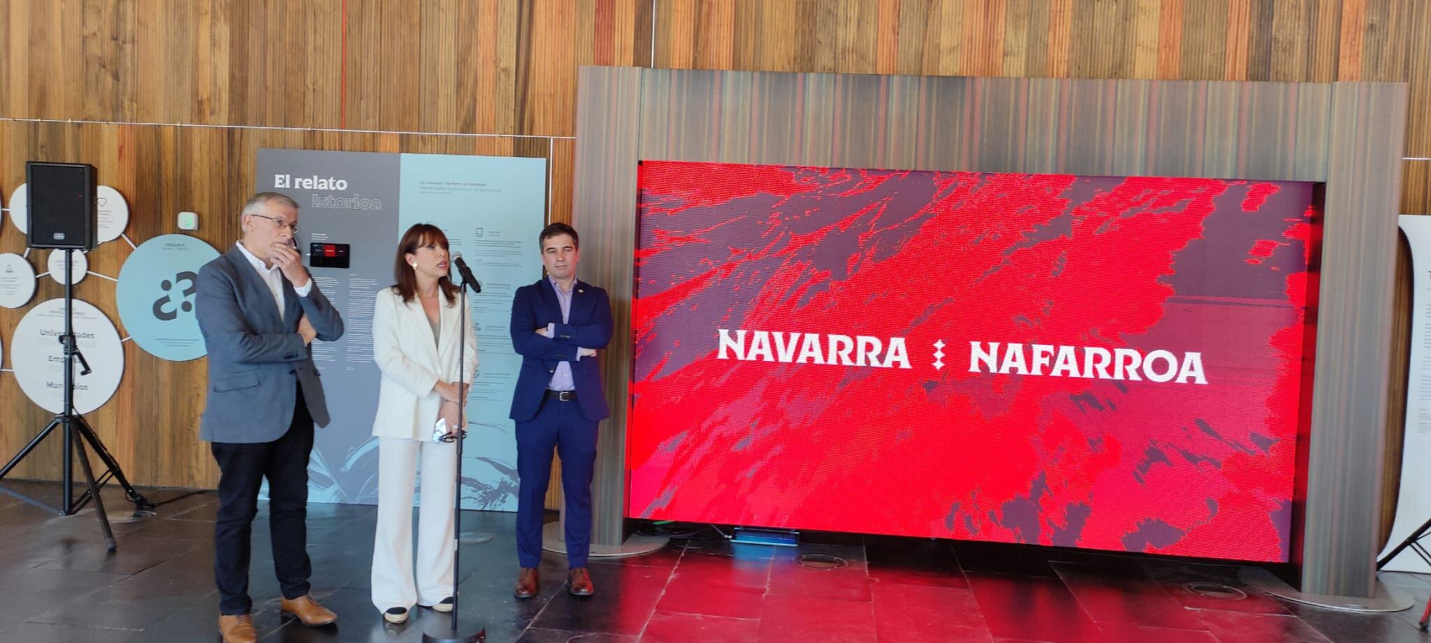 El vicepresidente primero Félix Taberna;  María Moya, directora ejecutiva de la consultora Prodigioso Volcán y Miguel Moreno, director de Comunicación del Gobierno de Navarra, en la presentación de la exposición sobre la nueva Marca Navarra.