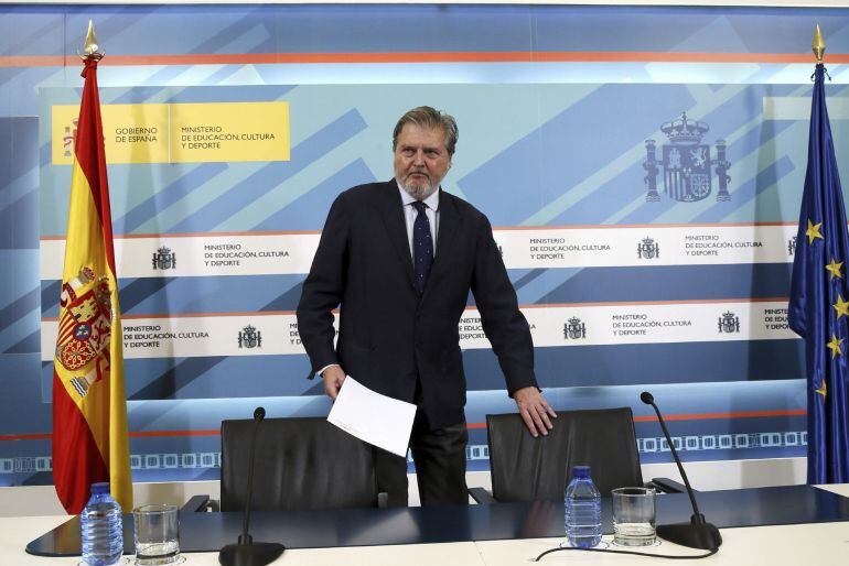 GRA222. MADRID, 04/08/2015.- El ministro de Educación, Cultura y Deporte, Íñigo Méndez de Vigo, a su llegada a la rueda de prensa para informar sobre los presupuestos generales del Estado de su departamento para 2016, hoy en la sede del Ministerio en Madr