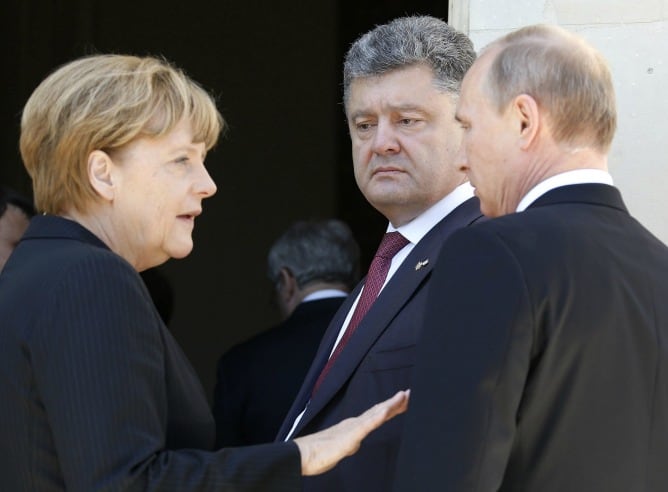 Fotografía de Merkel, Putin y Poroshenko en la conmemoración de 70º aniversario de la Batalla de Normandía