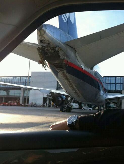 Avión de la compañía Aeroméxico que al despegar esta tarde del aeropuerto de Barajas tocó la pista con la parte trasera y ha dejado restos del fuselaje por la pista. Esto ha provocado que el avión de la compañía Air Europa pinchara una de sus ruedas delan