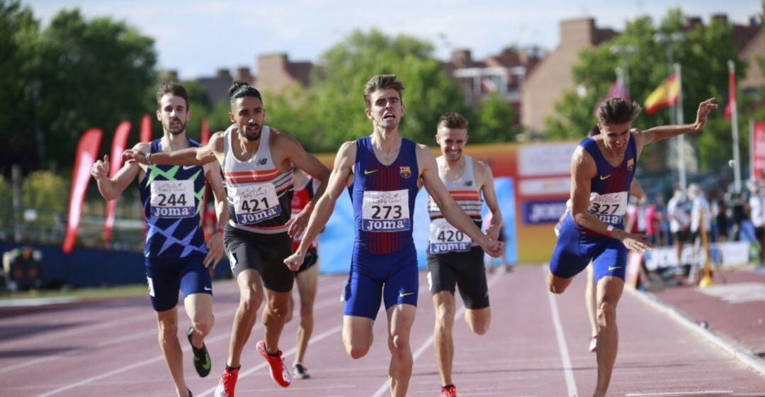 Saúl Ordóñez (421) fue segundo en la final de los 800 metros en Getafe