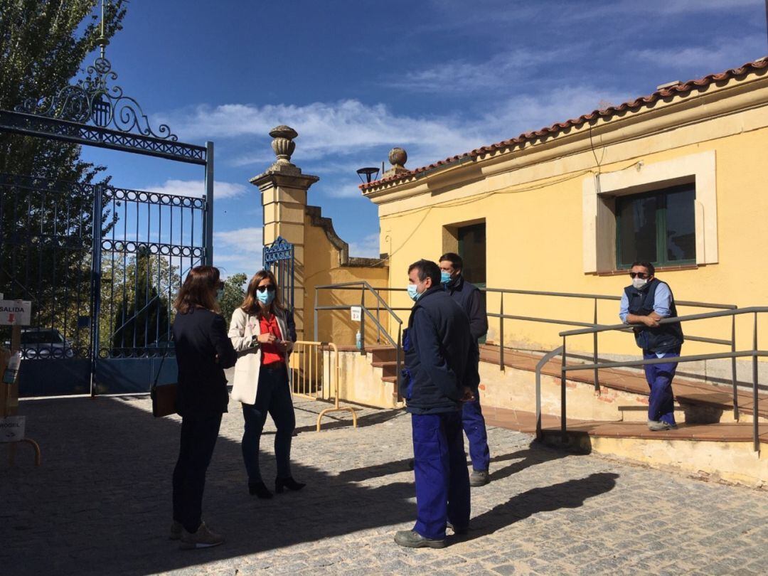 Operarios en la puerta del cementerio municipal