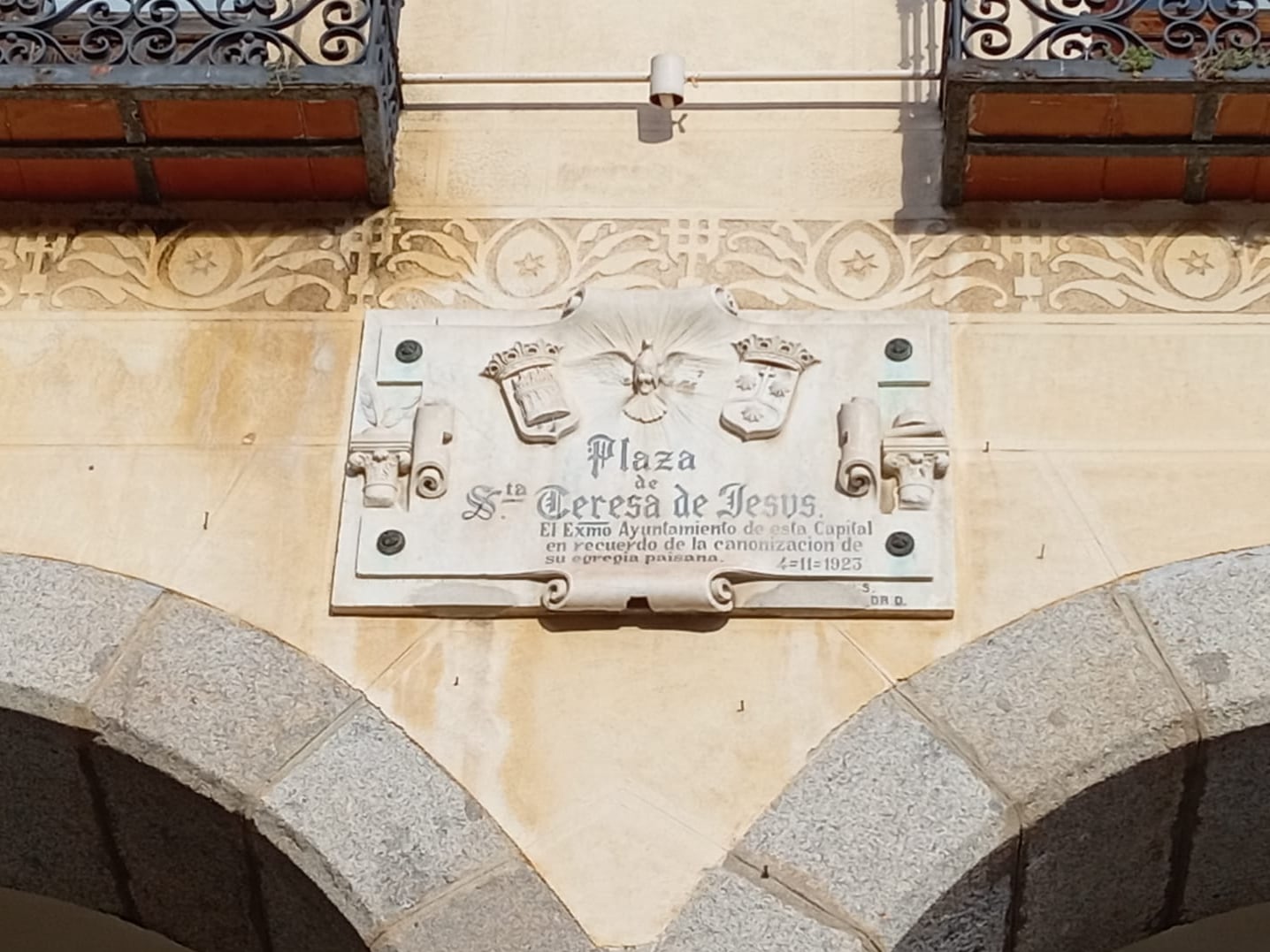 Placa que se descubrió en 1924 durante los actos de coronación de Santa Teresa de Jesús a los que asistió la Infanta Isabel de Borbón