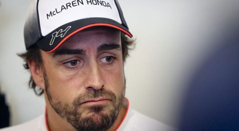 Fernando Alonso, durante un momento en el box de McLaren-Honda