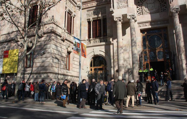 Centenars de persones fan cua per autoinculpar-se per 9-N davant del Tribunal Superior de Justícia de Catalunya
